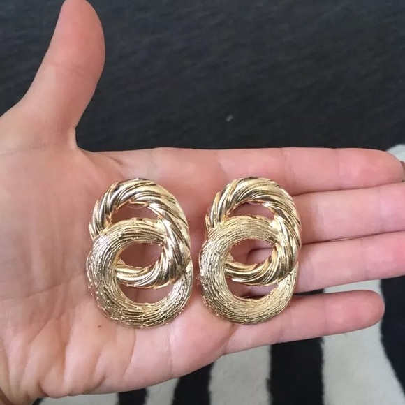 Gold tone knot earrings - Picture 6 of 8